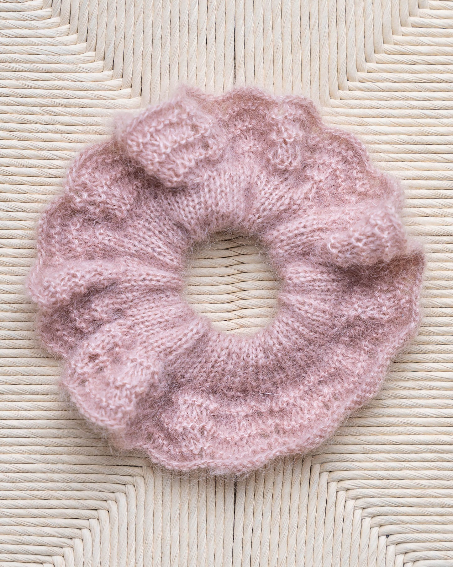 Karoline Scrunchie | Strikkeoppskrift på enkel scrunchie