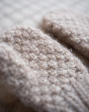 Last inn bildet i Galleri-visningsprogrammet, Magne tovavotter strikkes i et gjentagende mønster av dobbel perlestrikk. 
