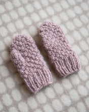 Last inn bildet i Galleri-visningsprogrammet, Vottene er varme, fine, og strikkes i et gjentagende mønster. bestående av dobbel perlestrikk.
