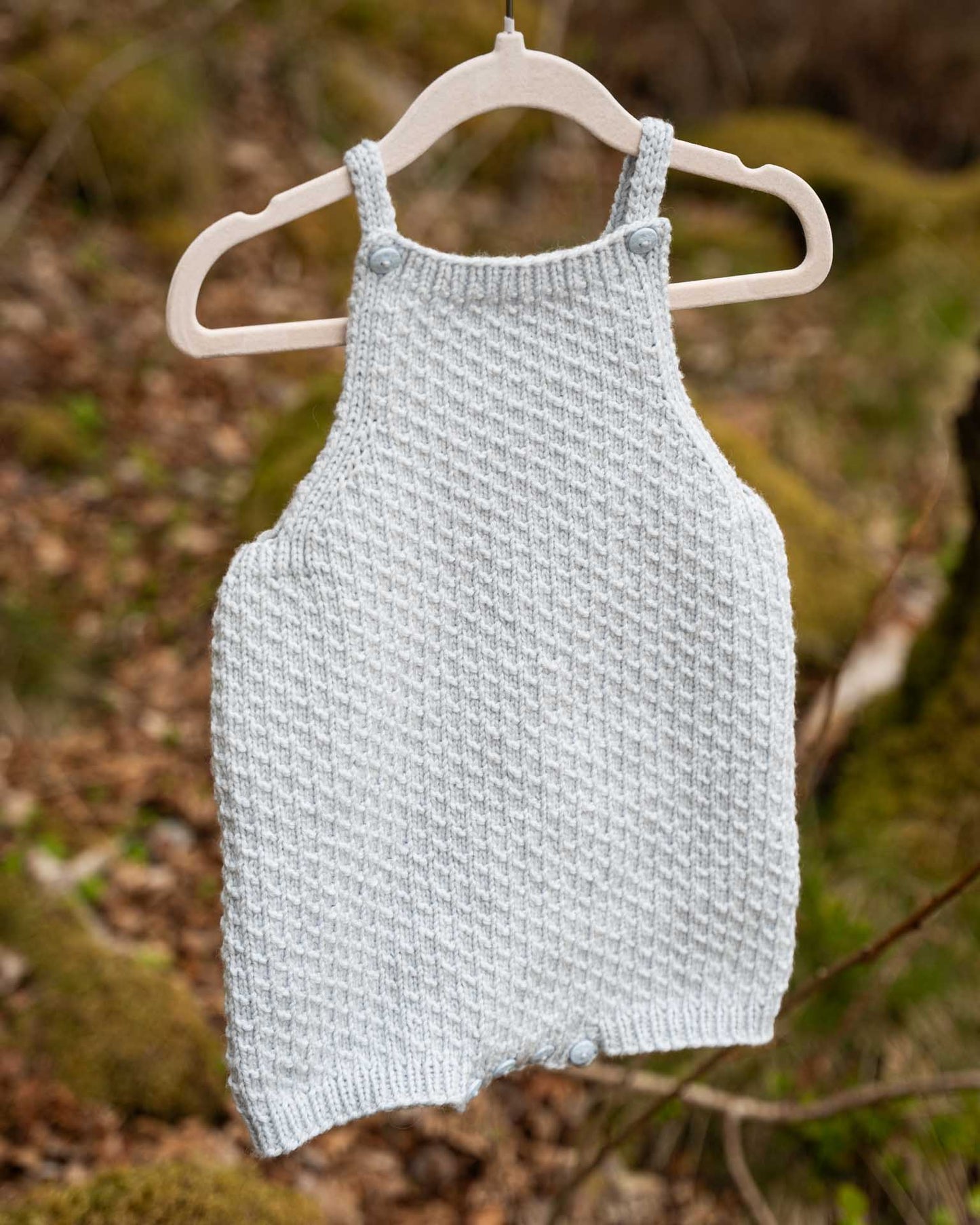 Romperen strikkes ovenfra og ned i en del og har et søtt strukturmønster. Sommerlig og deilig. Nybegynnervennlig.
