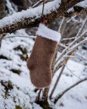 Last inn bildet i Galleri-visningsprogrammet, Mons julestrømpe er en klassisk julestrømpe med pelskant og skinnhempe. Julestrømpen kommer i tre ulike størrelser og har god hold slik at den henger pent. 
