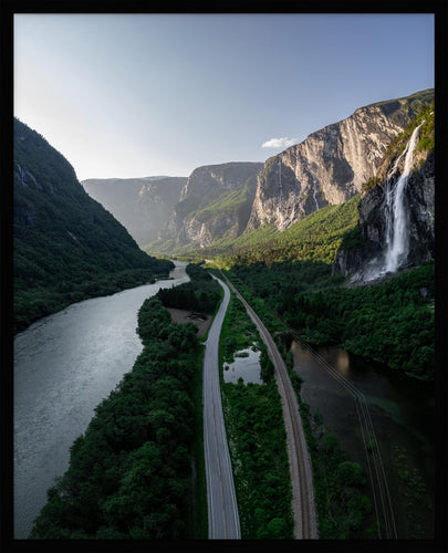 Foto fra Medalen, Rauma Kommune i Møre og Romsdal. Vei, dal og fossefall. Plakat - Poster