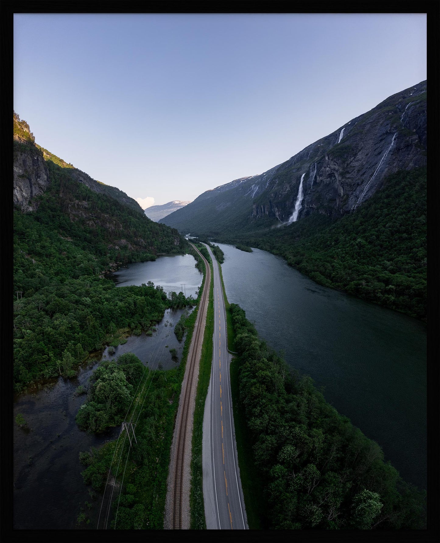 Foto fra Medalen, Rauma Kommune i Møre og Romsdal. Vei, dal og fossefall. Plakat - Poster
