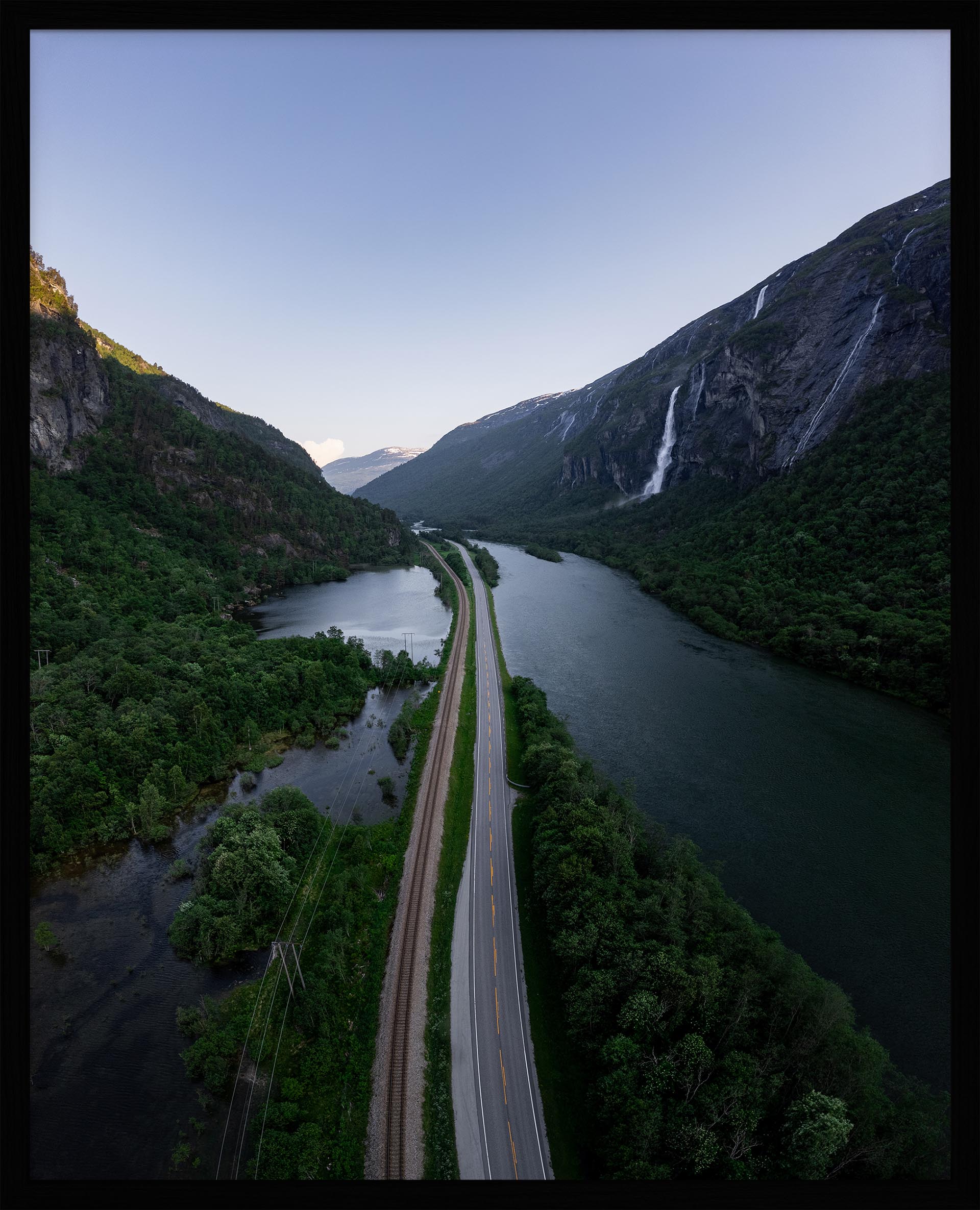 Foto fra Medalen, Rauma Kommune i Møre og Romsdal. Vei, dal og fossefall. Plakat - Poster