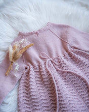 Last inn bildet i Galleri-visningsprogrammet, Kjolen strikkes nedenfra og opp i et gjentagende mønster over 5 omganger som gir et klassisk og tidløst uttrykk. En skikkelig søt kjole til både hverdags og fest.
