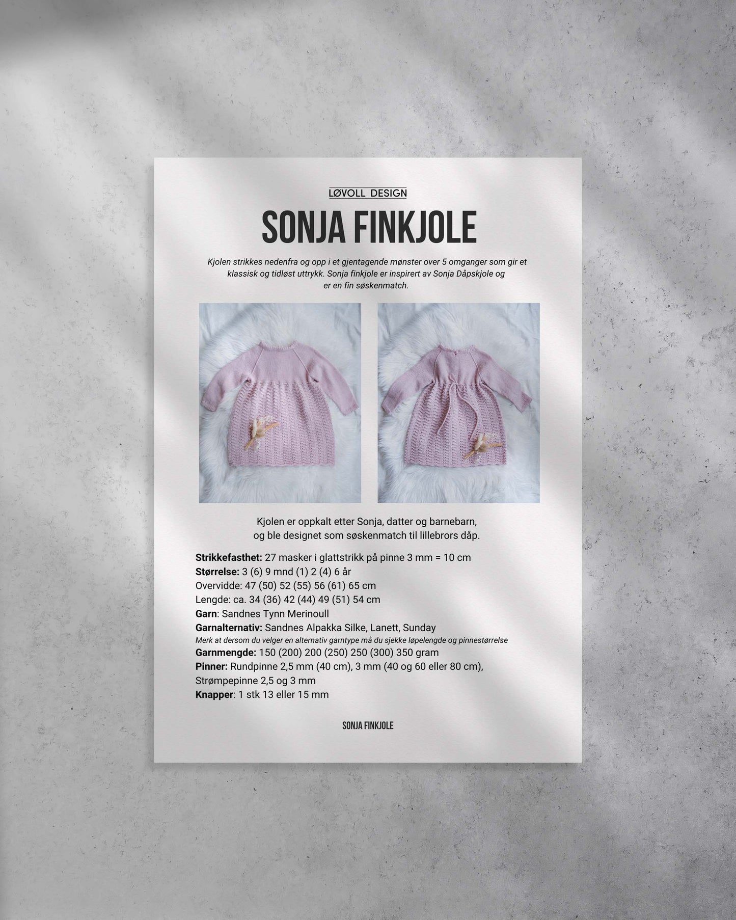 Kjolen strikkes nedenfra og opp i et gjentagende mønster over 5 omganger som gir et klassisk og tidløst uttrykk. Sonja finkjole er inspirert av Sonja Dåpskjole og er en fin søskenmatch. Forside av strikkeoppskrift.