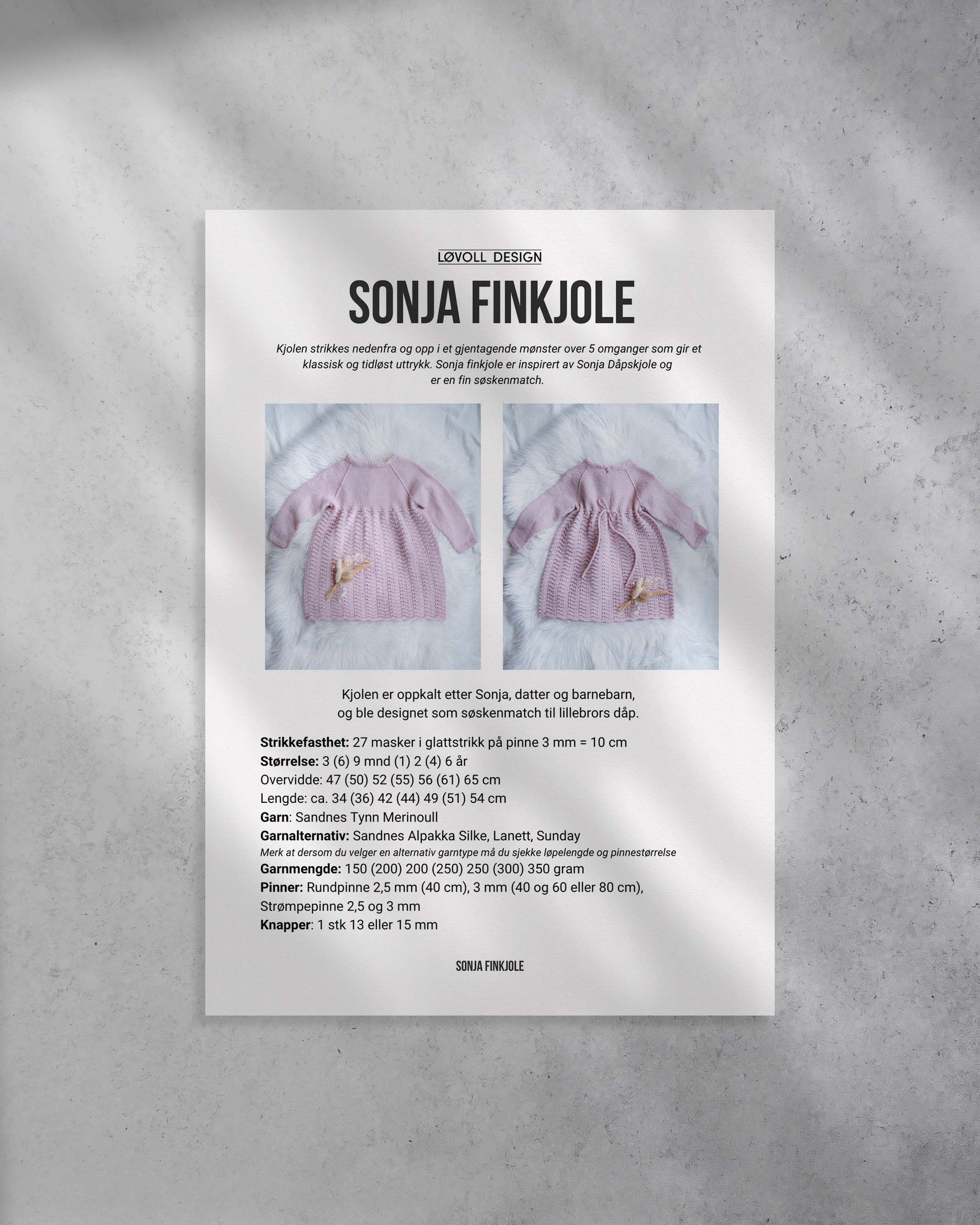 Kjolen strikkes nedenfra og opp i et gjentagende mønster over 5 omganger som gir et klassisk og tidløst uttrykk. Sonja finkjole er inspirert av Sonja Dåpskjole og er en fin søskenmatch. Forside av strikkeoppskrift.