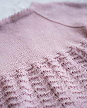 Last inn bildet i Galleri-visningsprogrammet, Kjolen strikkes nedenfra og opp i et gjentagende mønster som git et klassisk og tidløst uttrykk.
