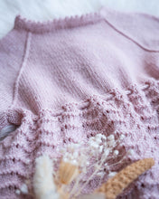 Last inn bildet i Galleri-visningsprogrammet, Kjolen strikkes nedenfra og opp i et gjentagende mønster over 5 omganger som gir et klassisk og tidløst uttrykk.
