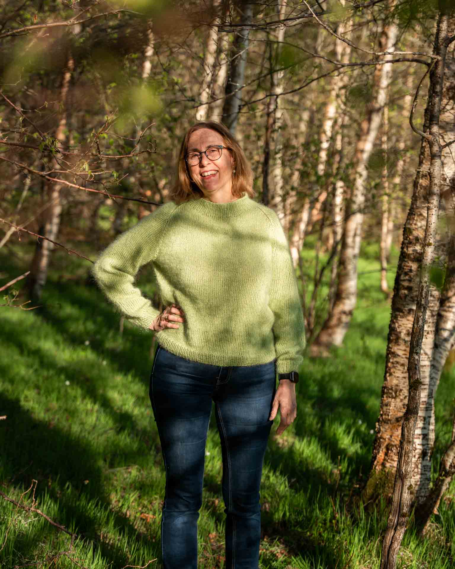 En drøm av en genser, fargerik og myk. Strikkes i tre tråder for&nbsp;en lekker melering. Genseren strikkes nedenfra og opp med raglanfellinger. Grønn og sommerlig farge.