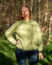 Last inn bildet i Galleri-visningsprogrammet, En drøm av en genser, fargerik og myk. Strikkes i tre tråder for&nbsp;en lekker melering. Genseren strikkes nedenfra og opp med raglanfellinger. Strikkes i garn fra Sandnes.
