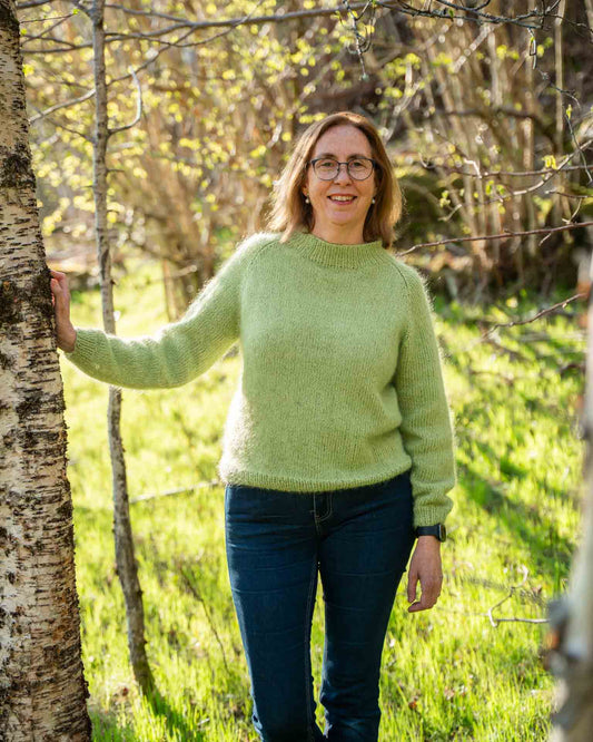 En drøm av en genser, fargerik og myk. Strikkes i tre tråder for&nbsp;en lekker melering. Genseren strikkes nedenfra og opp med raglanfellinger.