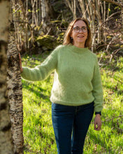 Last inn bildet i Galleri-visningsprogrammet, En drøm av en genser, fargerik og myk. Strikkes i tre tråder for&nbsp;en lekker melering. Sommerlig, lett og deilig strikkegenser.
