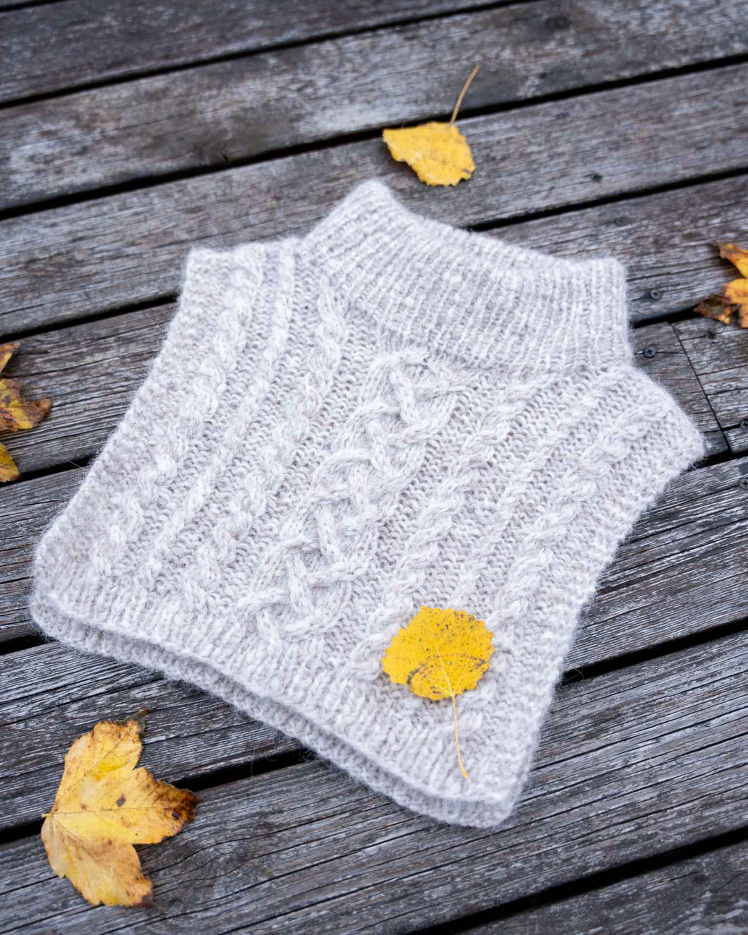 Venke Neck er en stilfull krage med god passform som holder deg varm på kalde dager. Halsen er strukturstrikket og består av ulike typer fletter, perlestrikk og rillestrikk. Trendy plagg som er en perfekt gave til deg selv eller noen du er glad i.