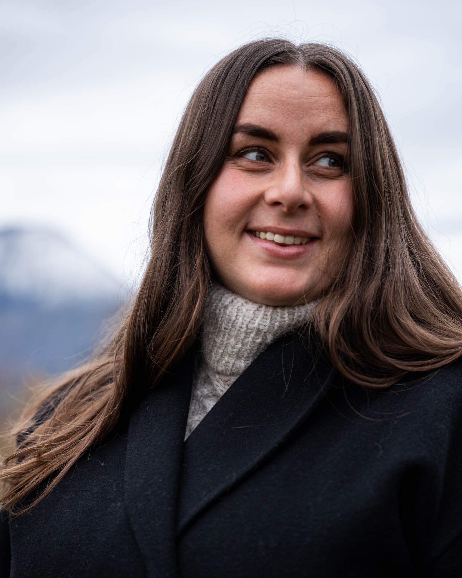 Venke Neck er en stilfull krage med god passform som holder deg varm på kalde dager. Halsen er strukturstrikket og består av ulike typer fletter, perlestrikk og rillestrikk. Myk og god