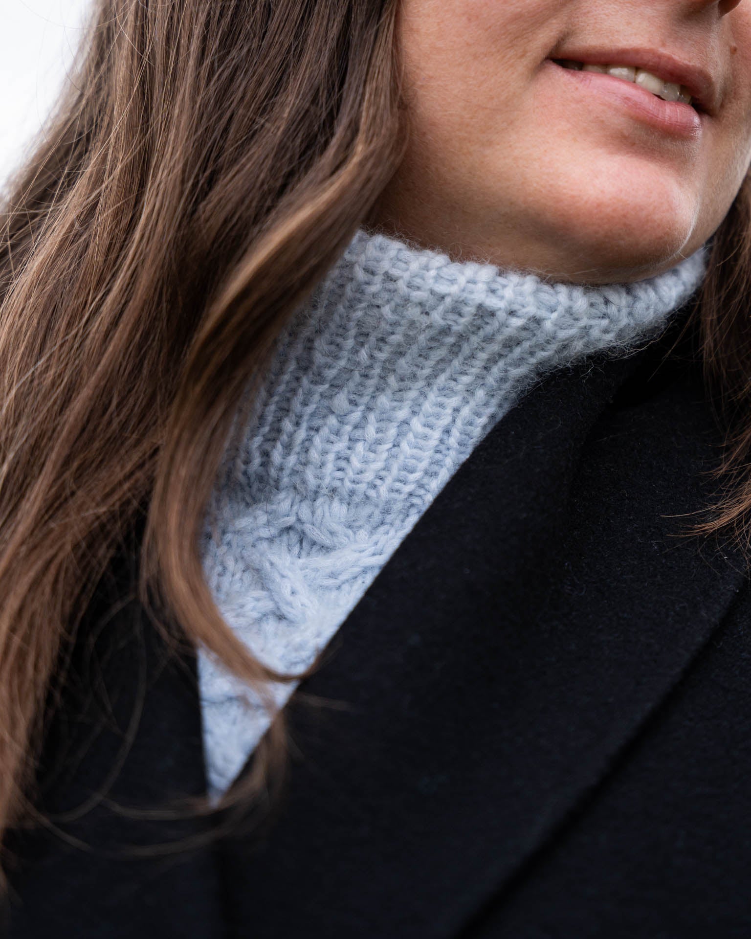 Venke Neck er en trendy og tidløs krage med god passform som holder deg varm på kalde dager. Halsen er strukturstrikket og består av ulike typer fletter, perlestrikk og rillestrikk. 