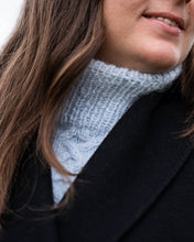 Last inn bildet i Galleri-visningsprogrammet, Venke Neck er en trendy og tidløs krage med god passform som holder deg varm på kalde dager. Halsen er strukturstrikket og består av ulike typer fletter, perlestrikk og rillestrikk. 
