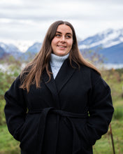 Last inn bildet i Galleri-visningsprogrammet, Venke Neck er en stilfull krage med god passform som holder deg varm på kalde dager. Halsen er strukturstrikket og består av ulike typer fletter, perlestrikk og rillestrikk. Passer perfekt under en jakke.
