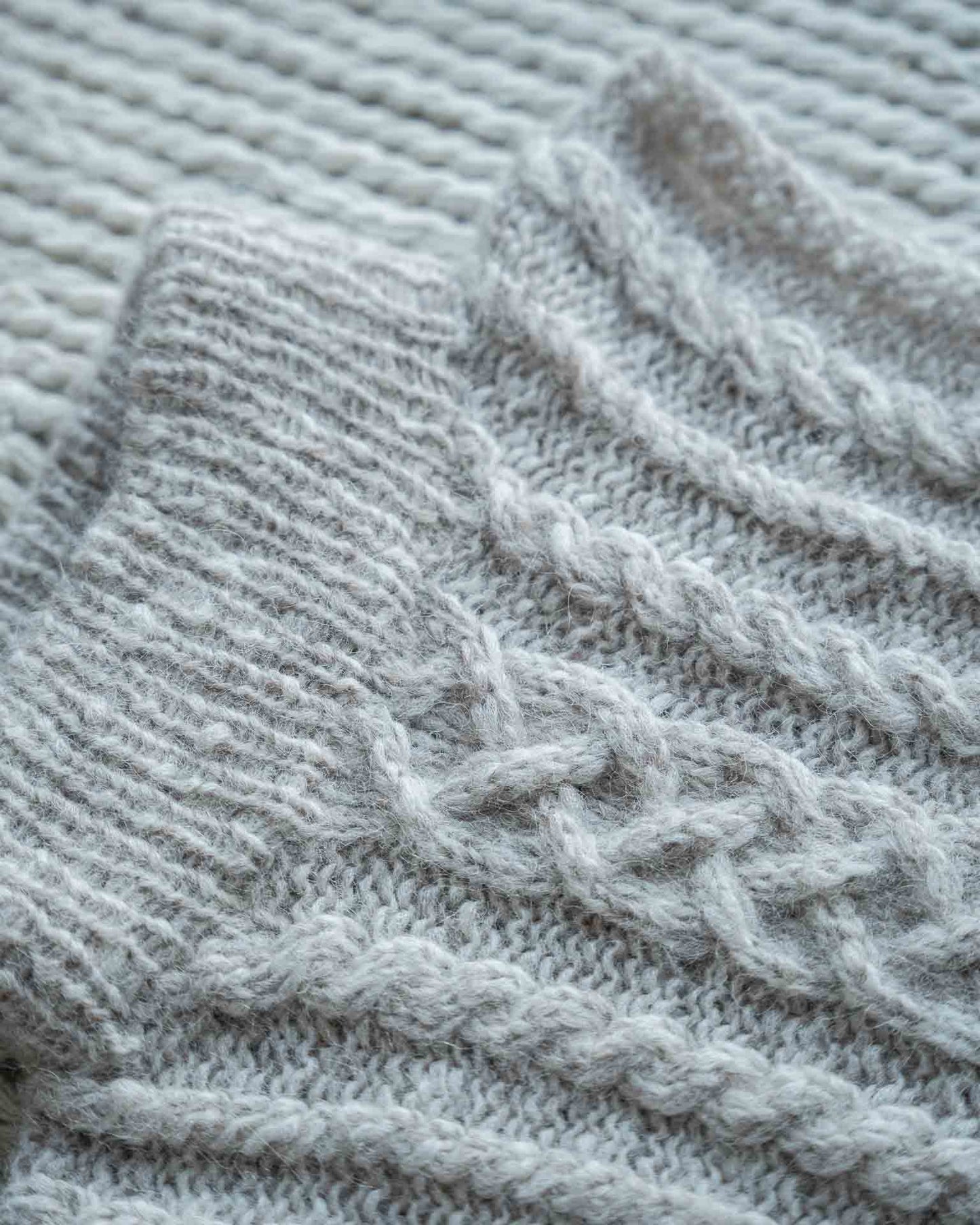Venke Neck er en stilfull krage med god passform som holder deg varm på kalde dager. Nærbilde av flette.