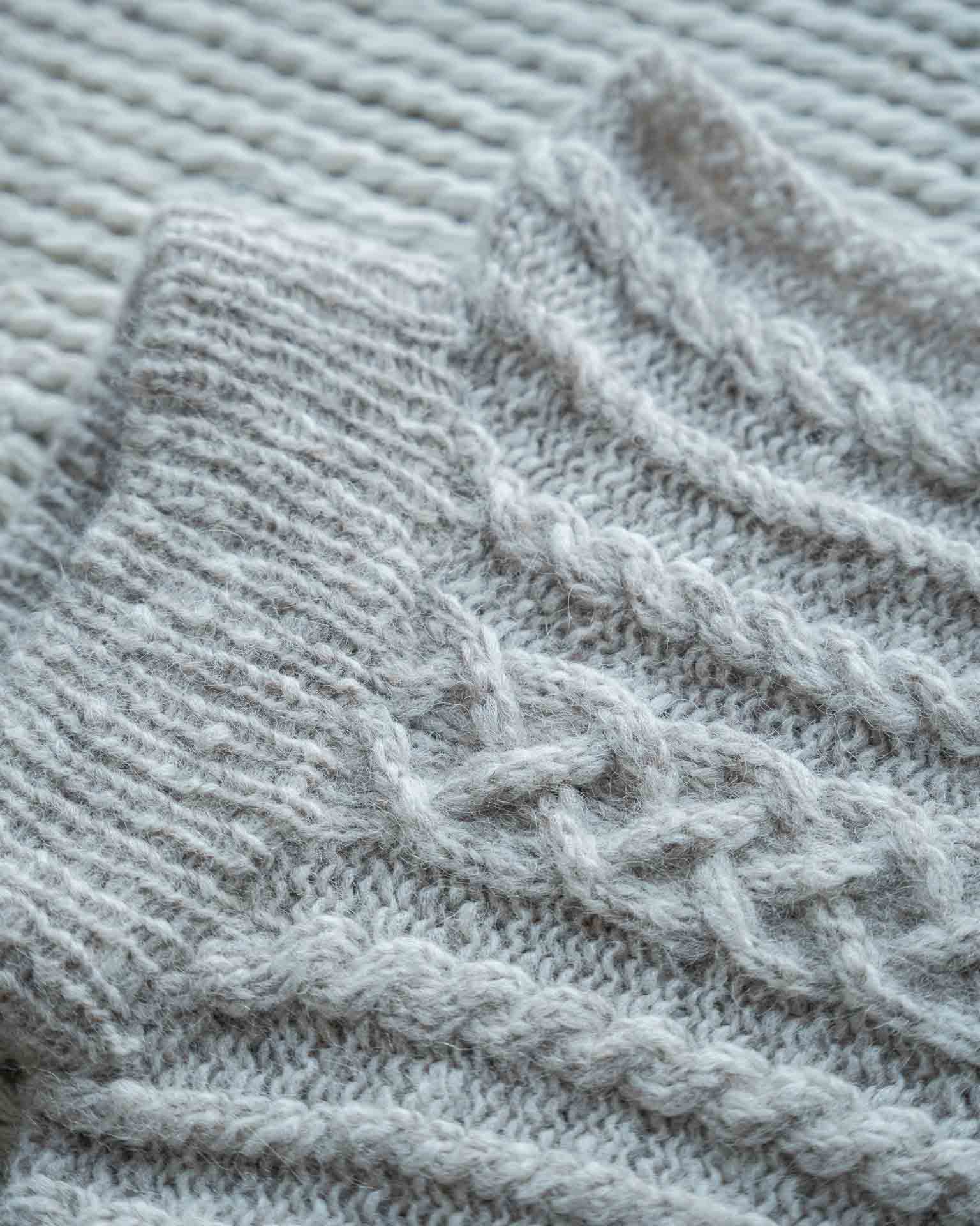 Venke Neck er en stilfull krage med god passform som holder deg varm på kalde dager. Nærbilde av flette.