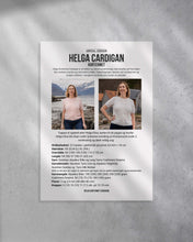 Last inn bildet i Galleri-visningsprogrammet, Helga Kortermet Cardigan er en lekker og stilren sommertopp med struktur på fremsiden. Den strikkes ovenfra og ned med to tråder, halsutringingen dannes ved vendepinner og stolpen strikkes i vrangbord samtidig som resten av arbeidet. Forside på strikkeoppskrift
