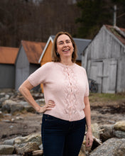Last inn bildet i Galleri-visningsprogrammet, Helga Kortermet Cardigan er en lekker og stilren sommertopp med struktur på fremsiden. En nydelig bluse for våren og sommeren.
