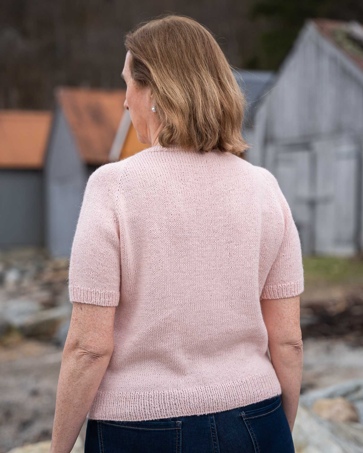 Helga Kortermet Cardigan er en lekker og stilren sommertopp med struktur på fremsiden. Baksiden av Helga Cardigan