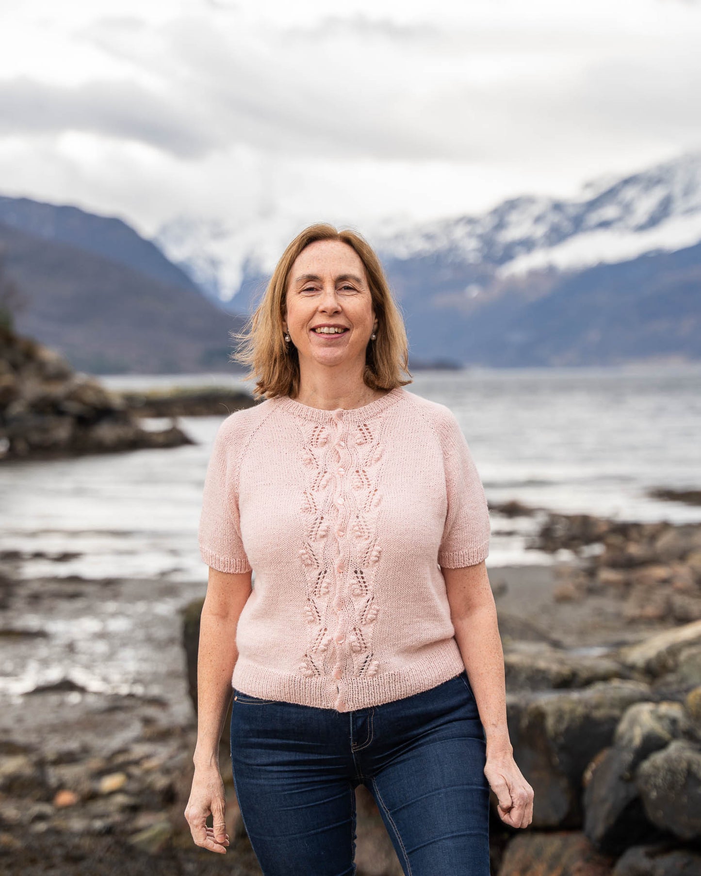 Helga Kortermet Cardigan er en lekker og stilren sommertopp med struktur på fremsiden. En nydelig og pyntet cardigan for flotte sommerdager.