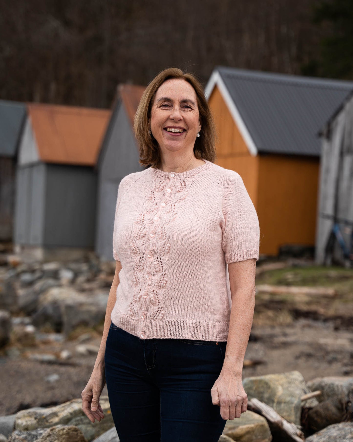 Helga Kortermet Cardigan er en lekker og stilren sommertopp med struktur på fremsiden. Deilig, myk og utrolig fin strikket cardigan.