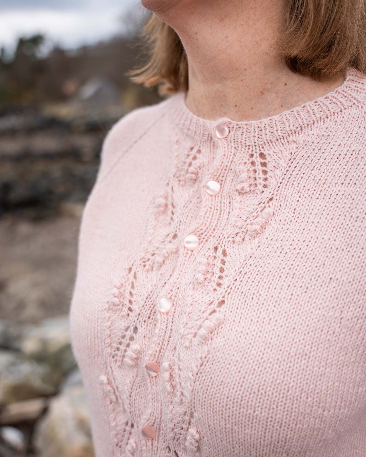 Helga Kortermet Cardigan er en lekker og stilren sommertopp med struktur på fremsiden. Rosa farge