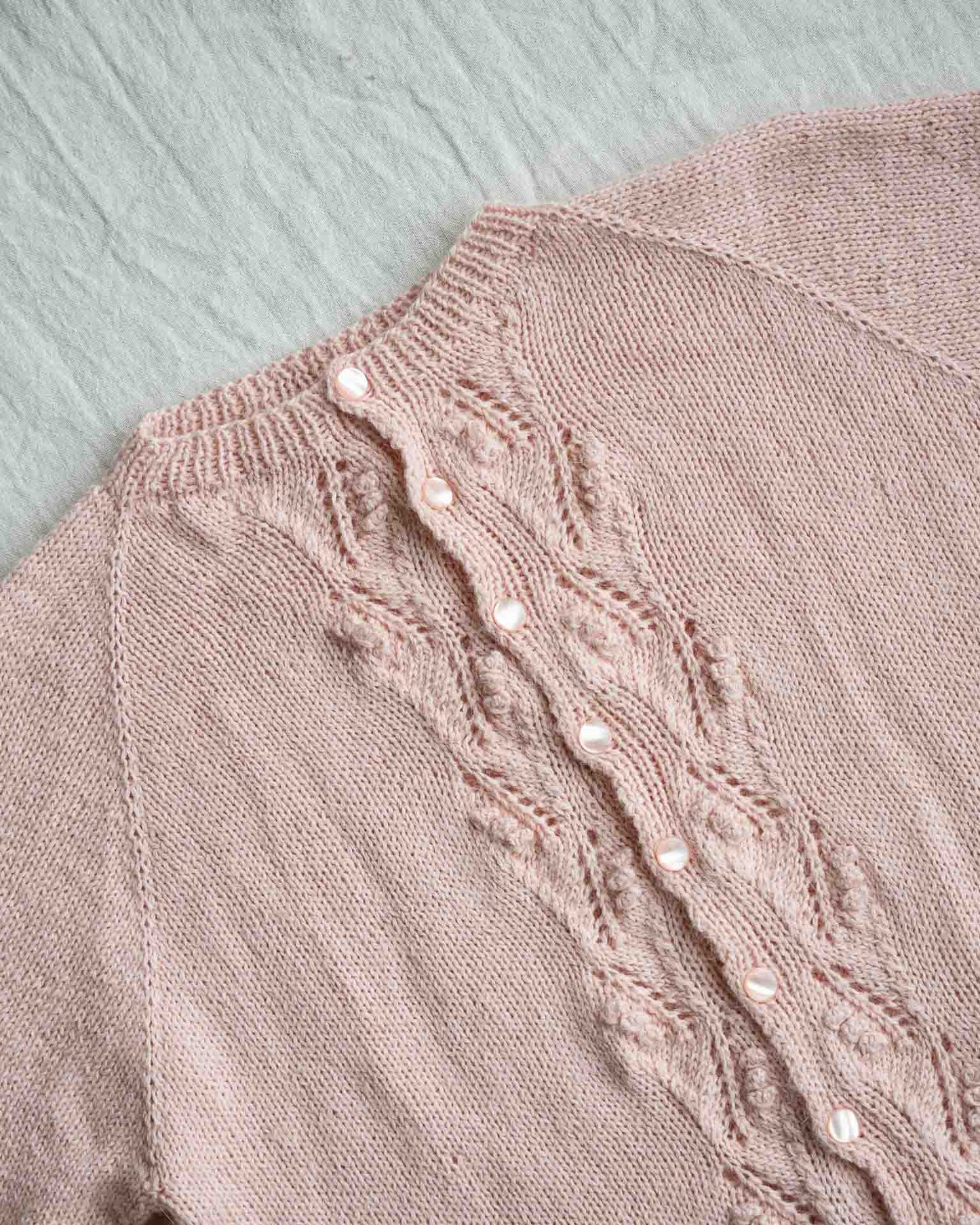 Helga Cardigan | Strikkeoppskrift på kortermet cardigan med struktur