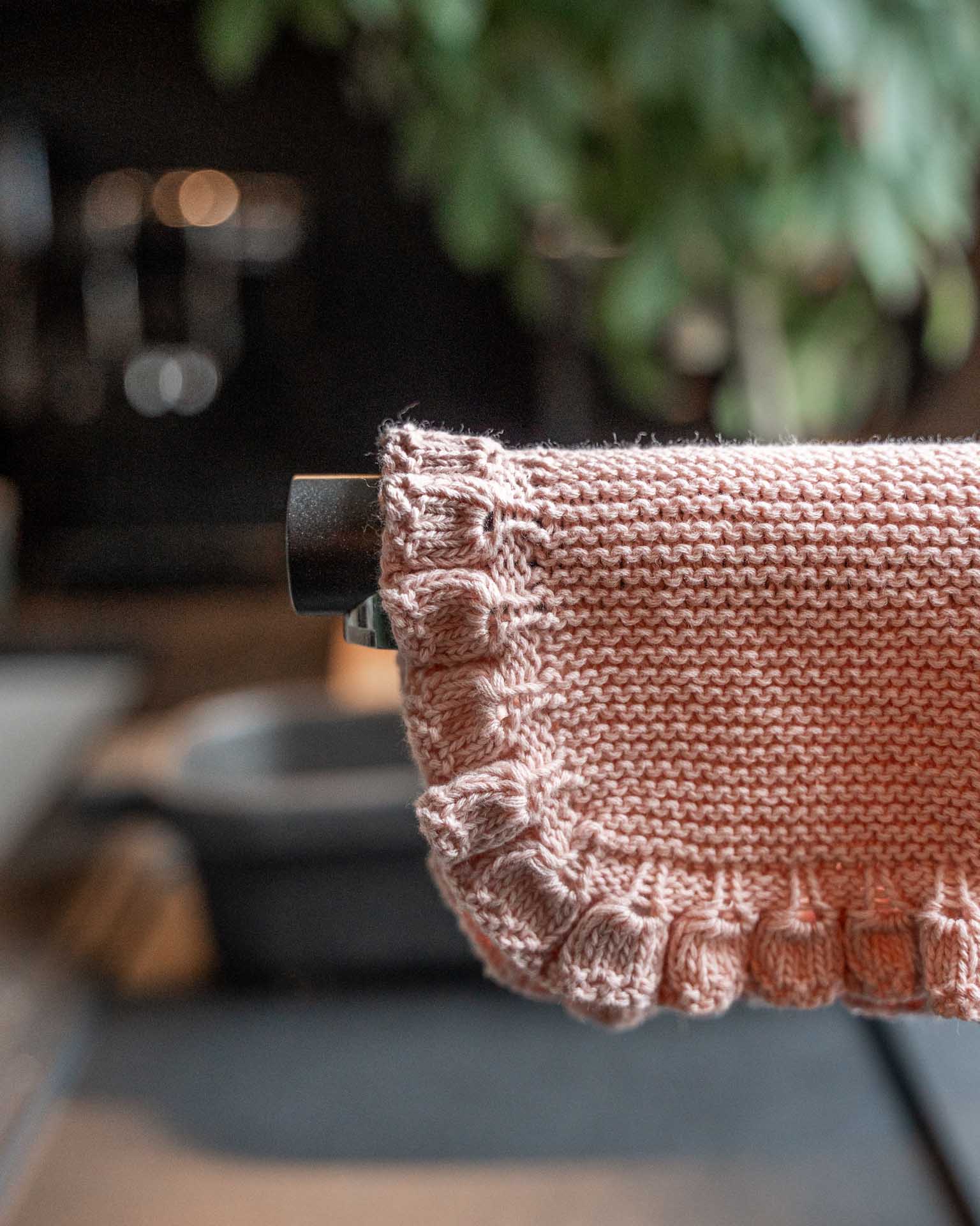Lille Sonja Klut er rillestrikket og har en blondekant som går rundt hele kanten. Rillene strikkes først, deretter plukkes det opp masker til blondekanten. Et perfekt restegarnsprosjekt eller som en gave. Nydelig å ha på kjøkkenet eller badet.