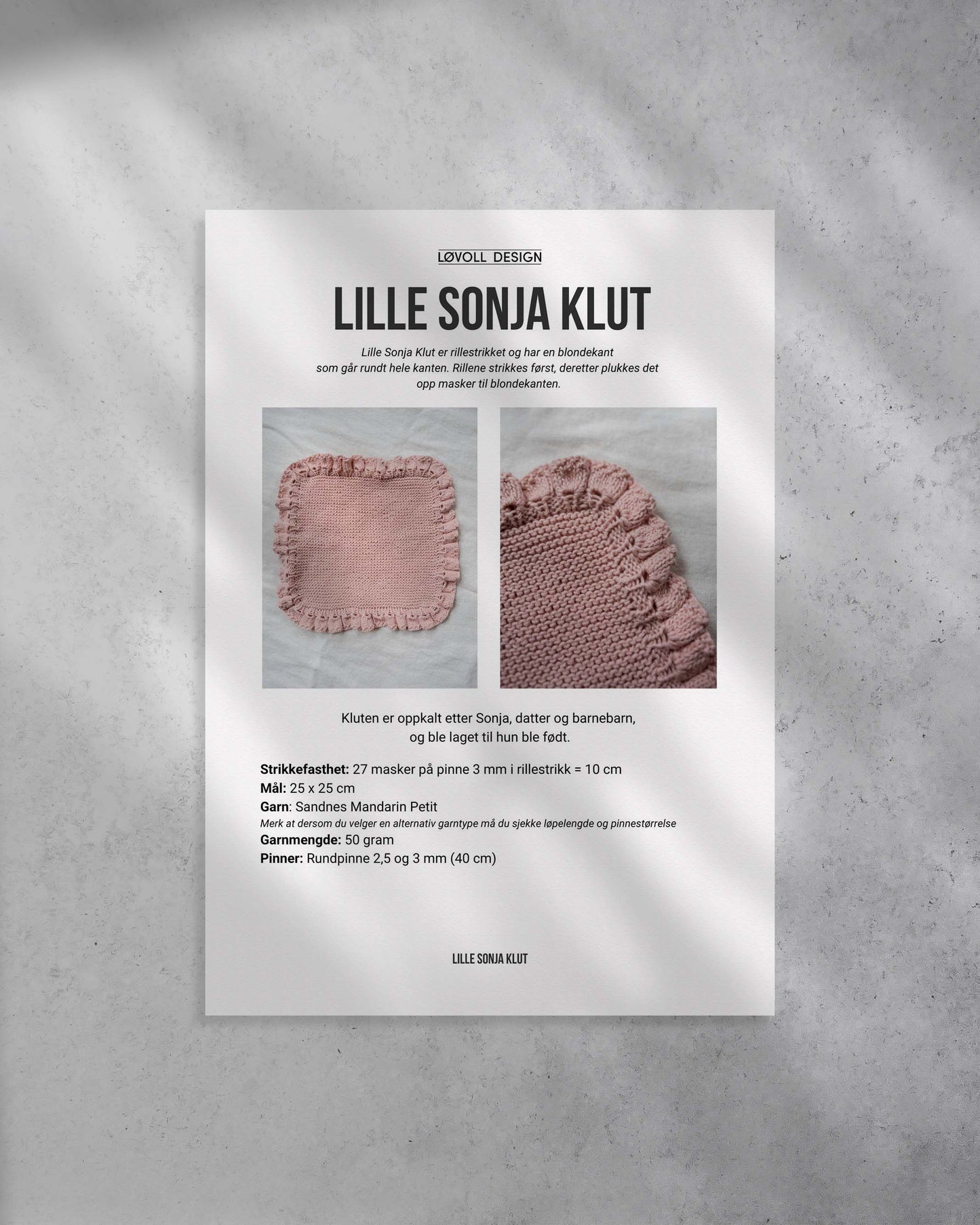 Lille Sonja Klut er rillestrikket og har en blondekant som går rundt hele kanten. Rillene strikkes først, deretter plukkes det opp masker til blondekanten. Et perfekt restegarnsprosjekt eller som en gave. Forside på strikkeopskrift