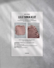 Last inn bildet i Galleri-visningsprogrammet, Lille Sonja Klut er rillestrikket og har en blondekant som går rundt hele kanten. Rillene strikkes først, deretter plukkes det opp masker til blondekanten. Et perfekt restegarnsprosjekt eller som en gave. Forside på strikkeopskrift
