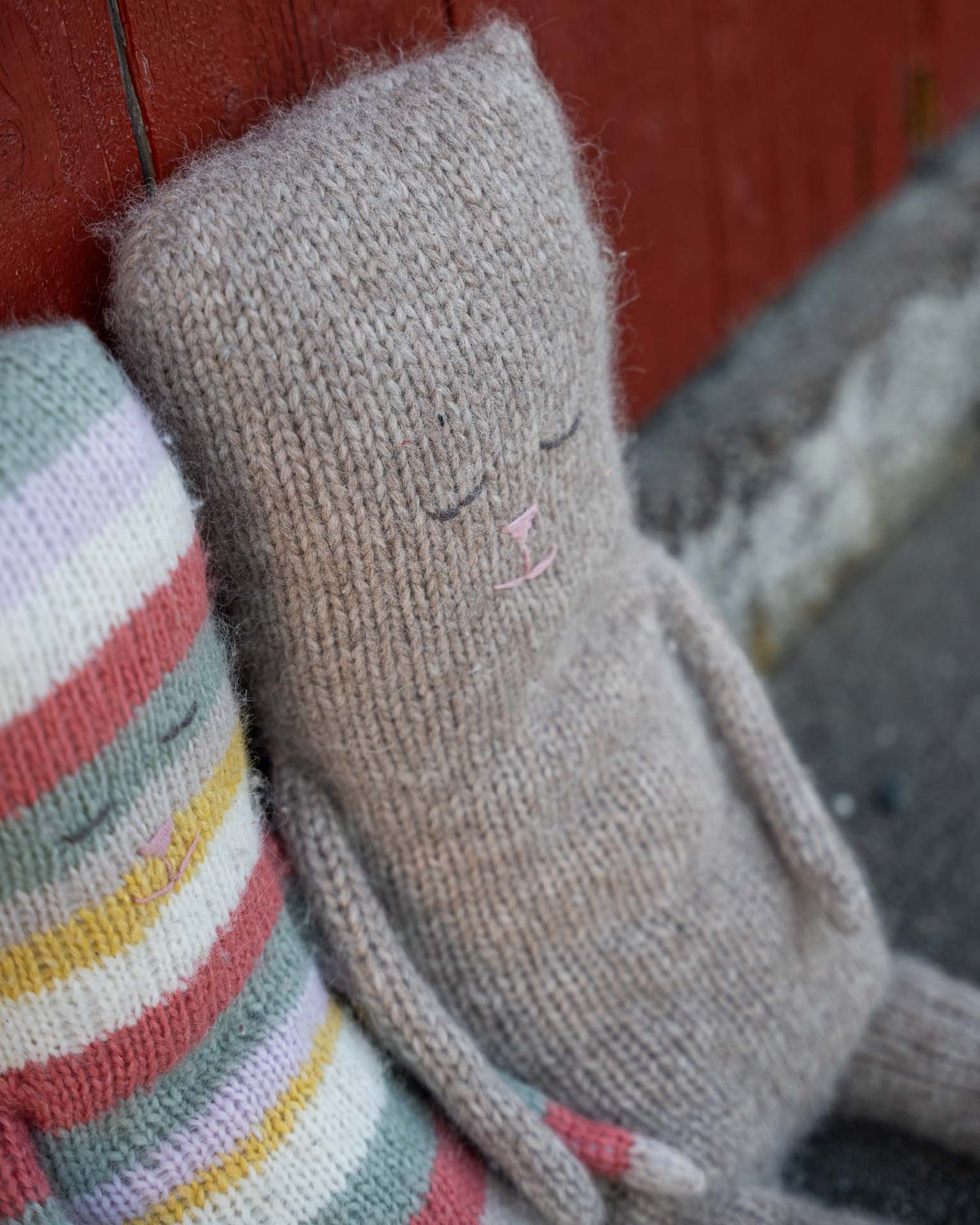 Bamsen Birk er en stor bamse som er god å kose på for store og små. 
Bamsen passer godt som et restegarnsprosjekt ved å strikke den i striper. Bamsen er deilig, myk og veldig søt. Og kan være et fint restegarnsprosjekt-