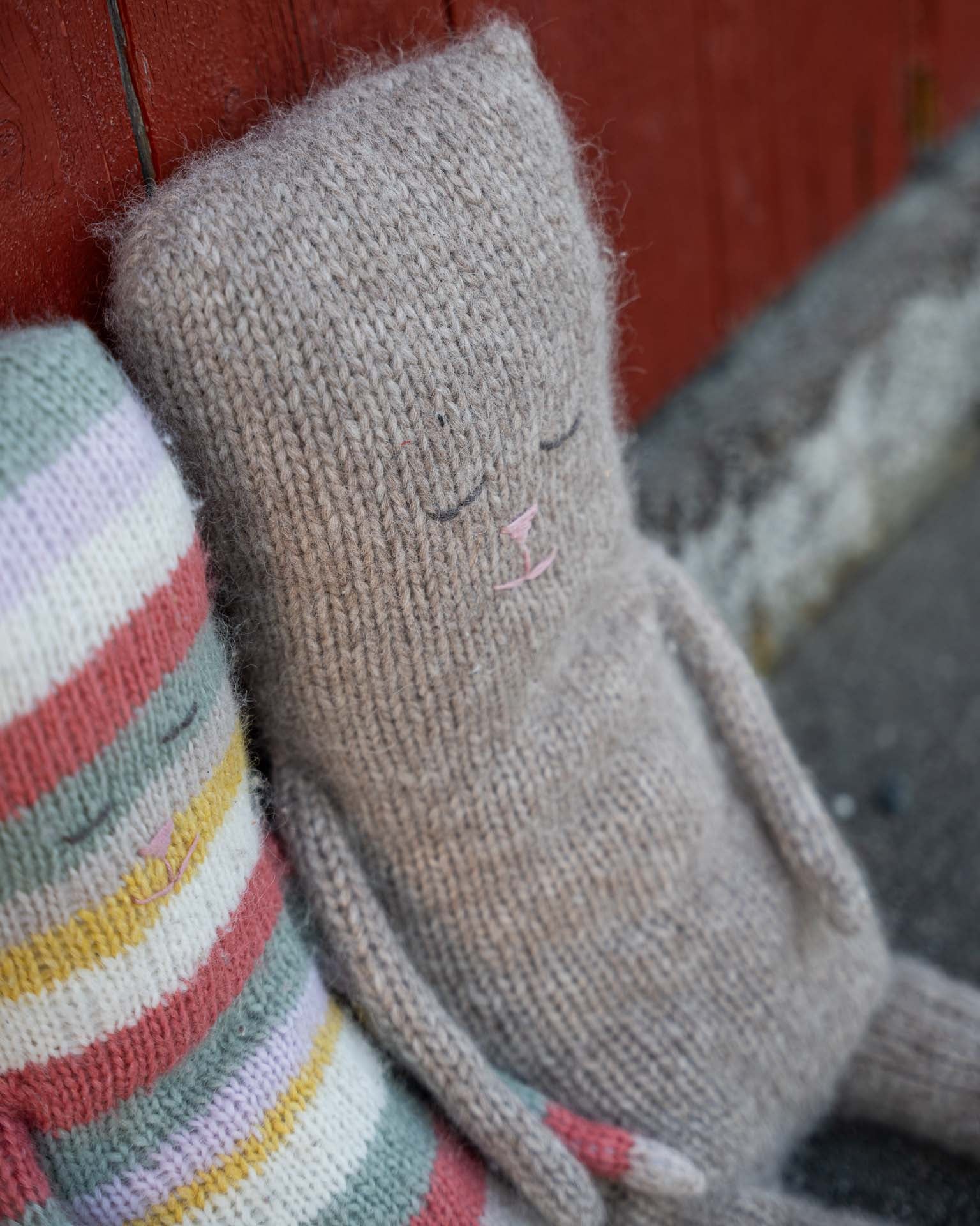 Bamsen Birk er en stor bamse som er god å kose på for store og små. 
Bamsen passer godt som et restegarnsprosjekt ved å strikke den i striper. Bamsen er deilig, myk og veldig søt. Og kan være et fint restegarnsprosjekt-