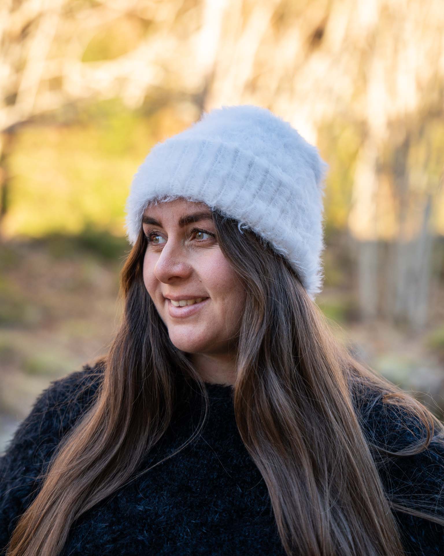 Henrikke Lue er en lun og myk lue i et pusete og trendy garn. Luen strikkes nedenfra og opp med vrangbord og glattstrikk. I hvitt garn fra gjesdal pelz