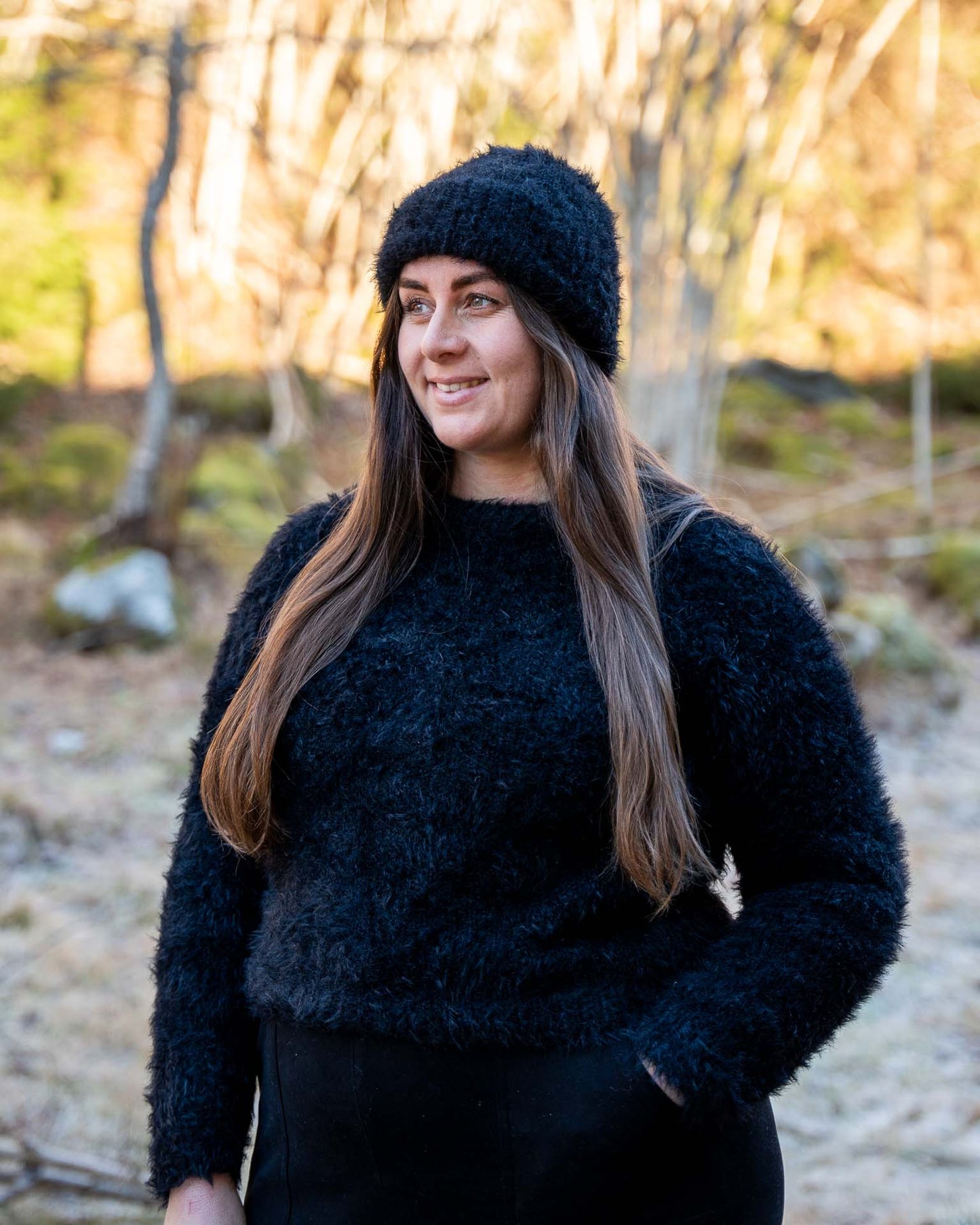 Henrikke Lue er en lun og myk lue i et pusete og trendy garn. Luen strikkes nedenfra og opp med vrangbord og glattstrikk. Henrikke Sweater og Henrikke Lue.