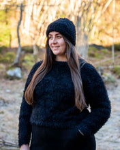 Last inn bildet i Galleri-visningsprogrammet, Henrikke Lue er en lun og myk lue i et pusete og trendy garn. Luen strikkes nedenfra og opp med vrangbord og glattstrikk. Henrikke Sweater og Henrikke Lue.
