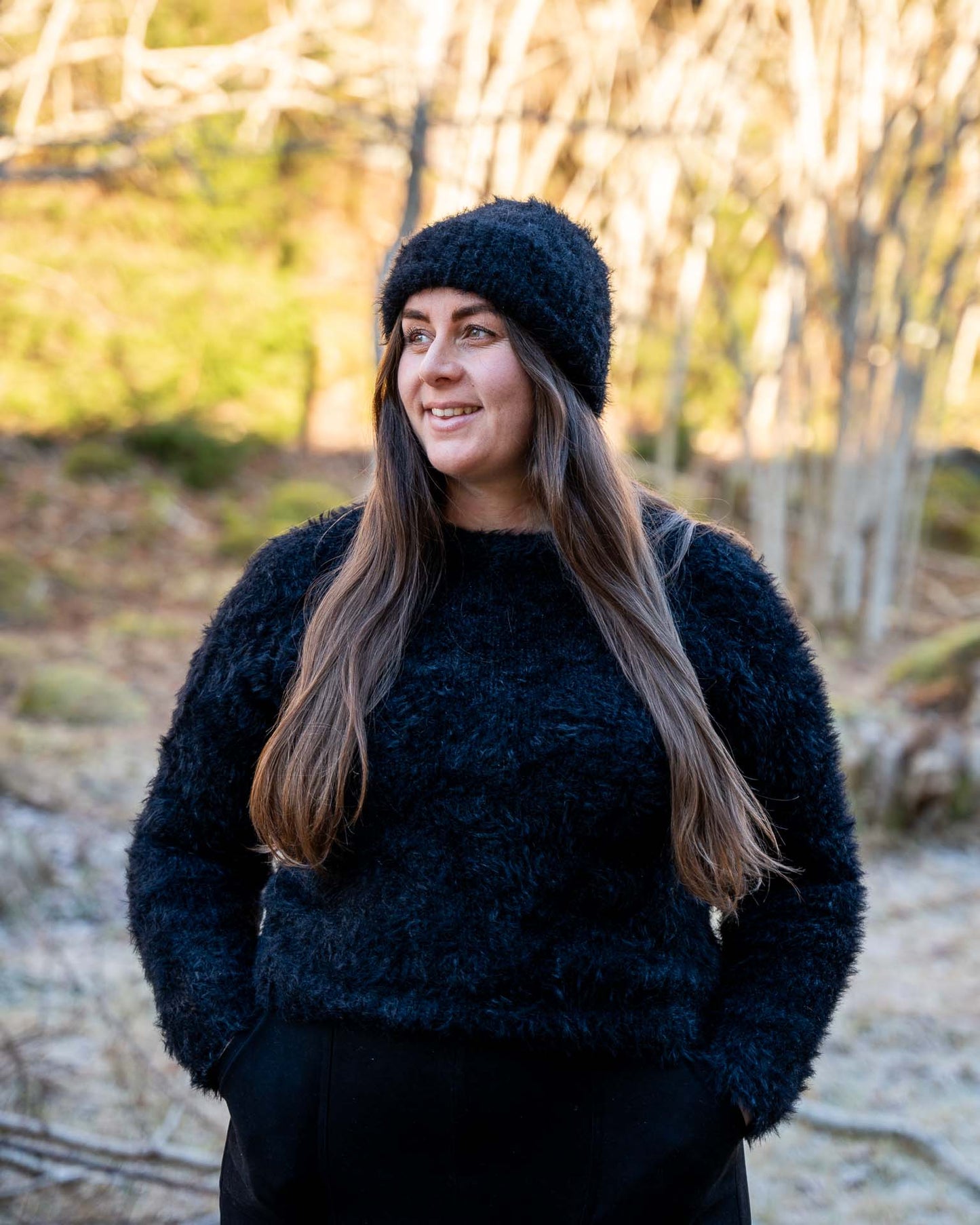 Henrikke Lue er en lun og myk lue i et pusete og trendy garn. Luen strikkes nedenfra og opp med vrangbord og glattstrikk. Her med Henrikke Lue på hodet.