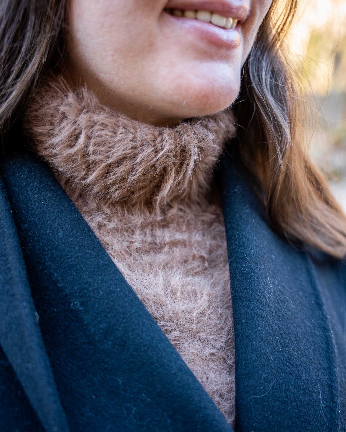 Henrikke Neck er en lun og myk krage i et pusete og trendy garn fra House of Yarn, Gjesdal Pelz. Halsen strikkes ovenfra og ned med raglanøkninger og vendepinner. Brun beige farge.