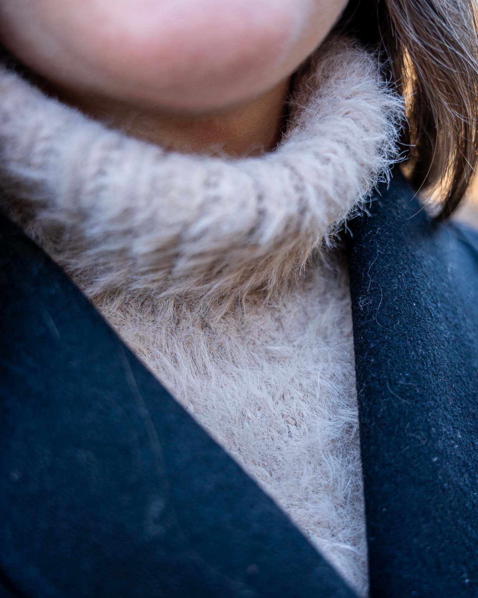 Henrikke Neck er en lun og myk hals i et pusete og trendy garn. Kragen strikkes ovenfra og ned med raglanøkninger og vendepinner. Garn fra House of Yarn