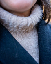 Last inn bildet i Galleri-visningsprogrammet, Henrikke Neck er en lun og myk krage i et pusete og trendy garn. Kragen strikkes ovenfra og ned med raglanøkninger og vendepinner. Garn fra House of Yarn
