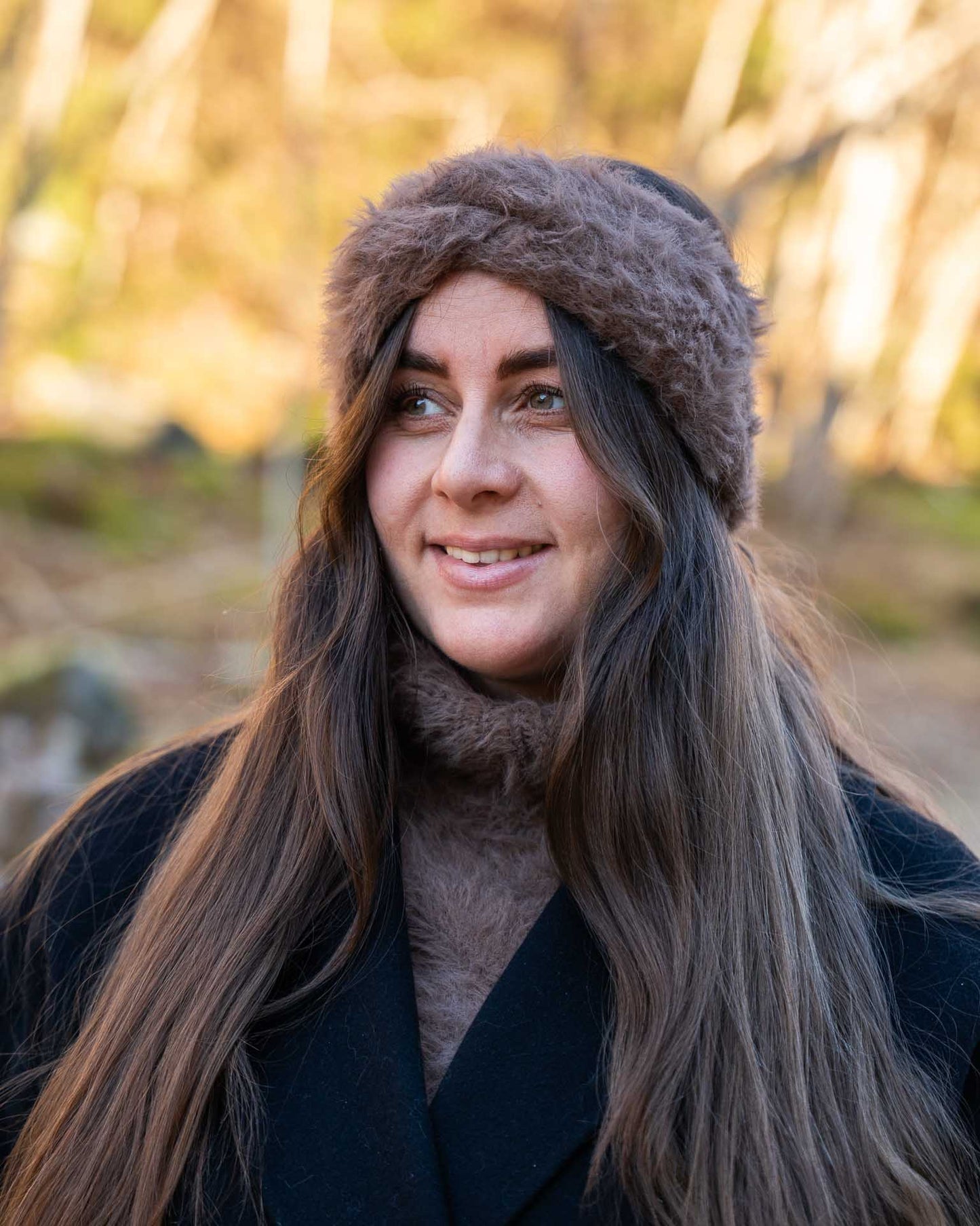 Henrikke Neck er en lun og myk hals i et pusete og trendy garn. 