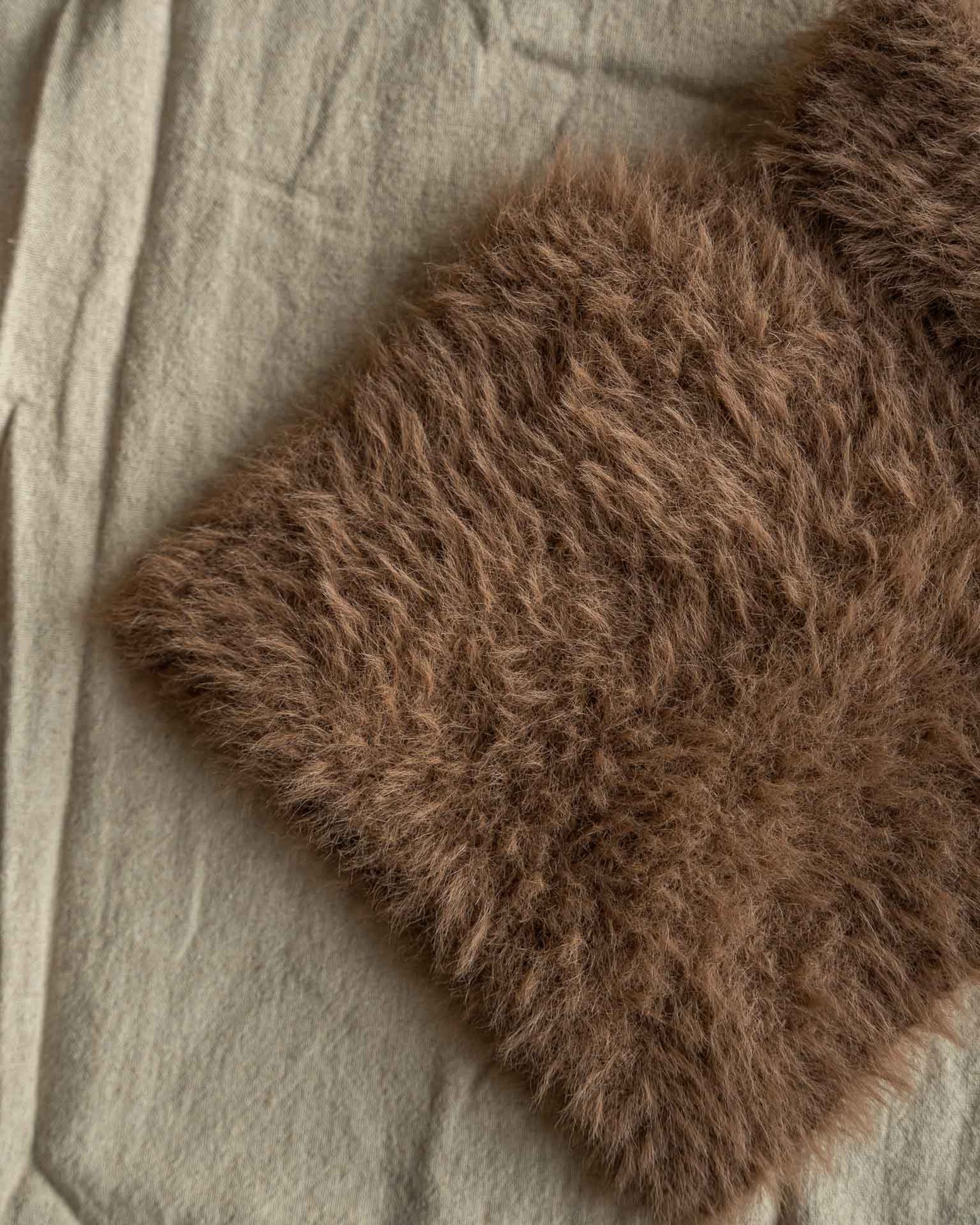 Henrikke Neck er en lun og myk krage i et pusete og trendy garn fra House of Yarn. Deilig pelz garn.