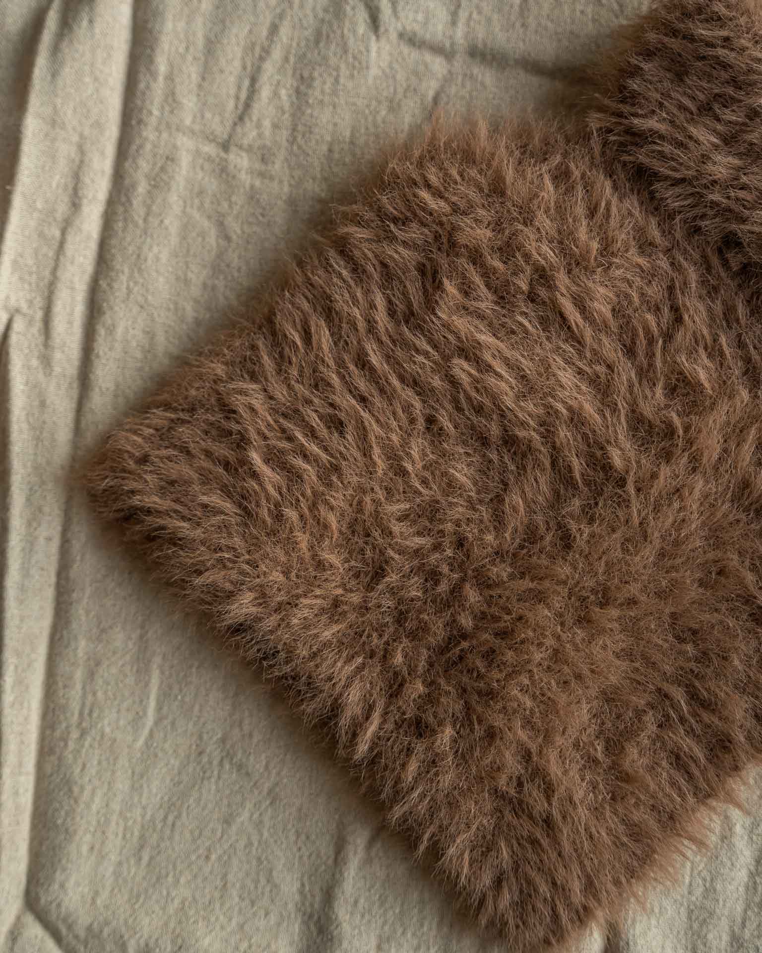 Henrikke Neck er en lun og myk krage i et pusete og trendy garn fra House of Yarn. Deilig pelz garn.