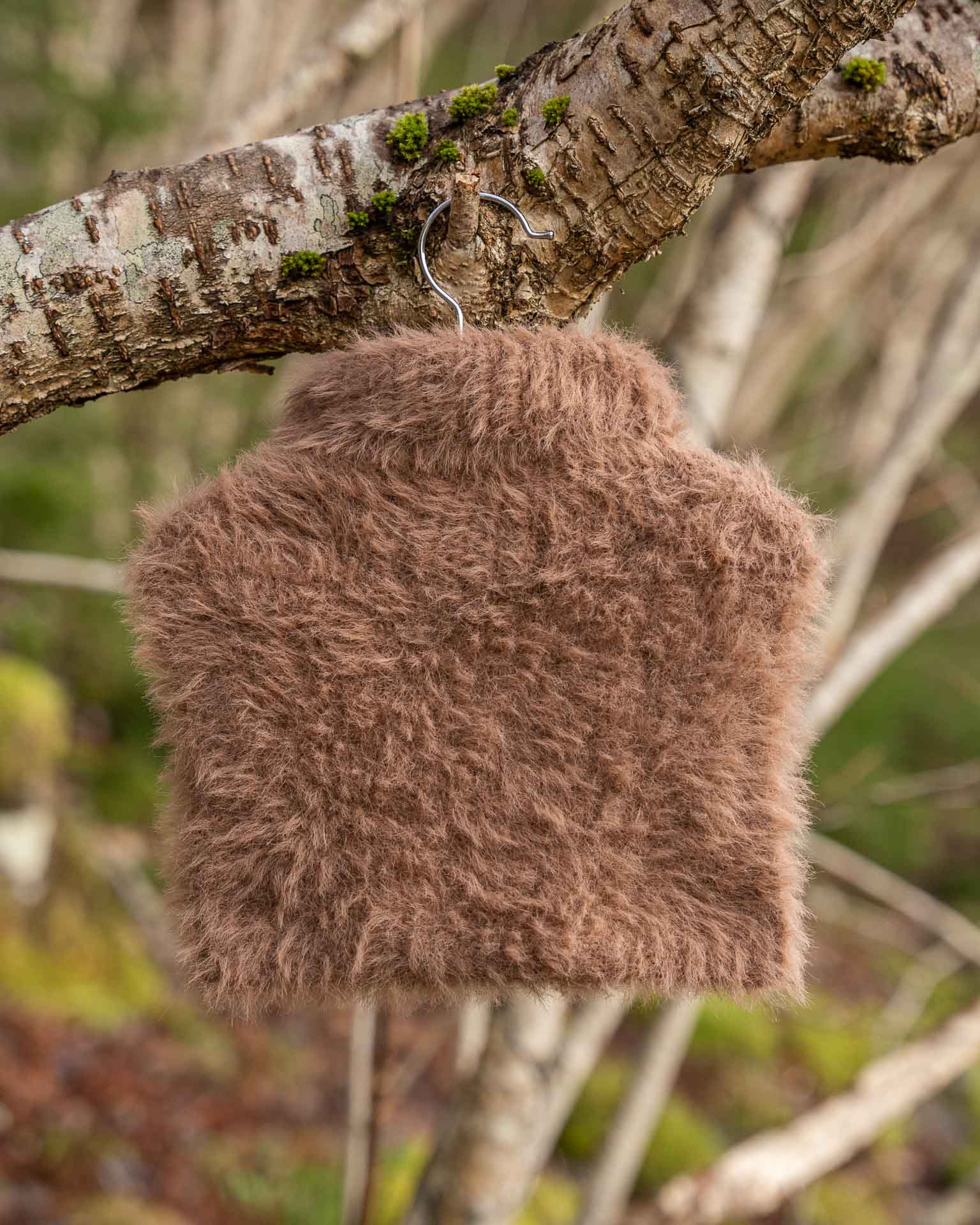 Henrikke Neck er en lun og myk krage i et pusete og trendy garn fra House of Yarn. Kragen strikkes ovenfra og ned med raglanøkninger og vendepinner.