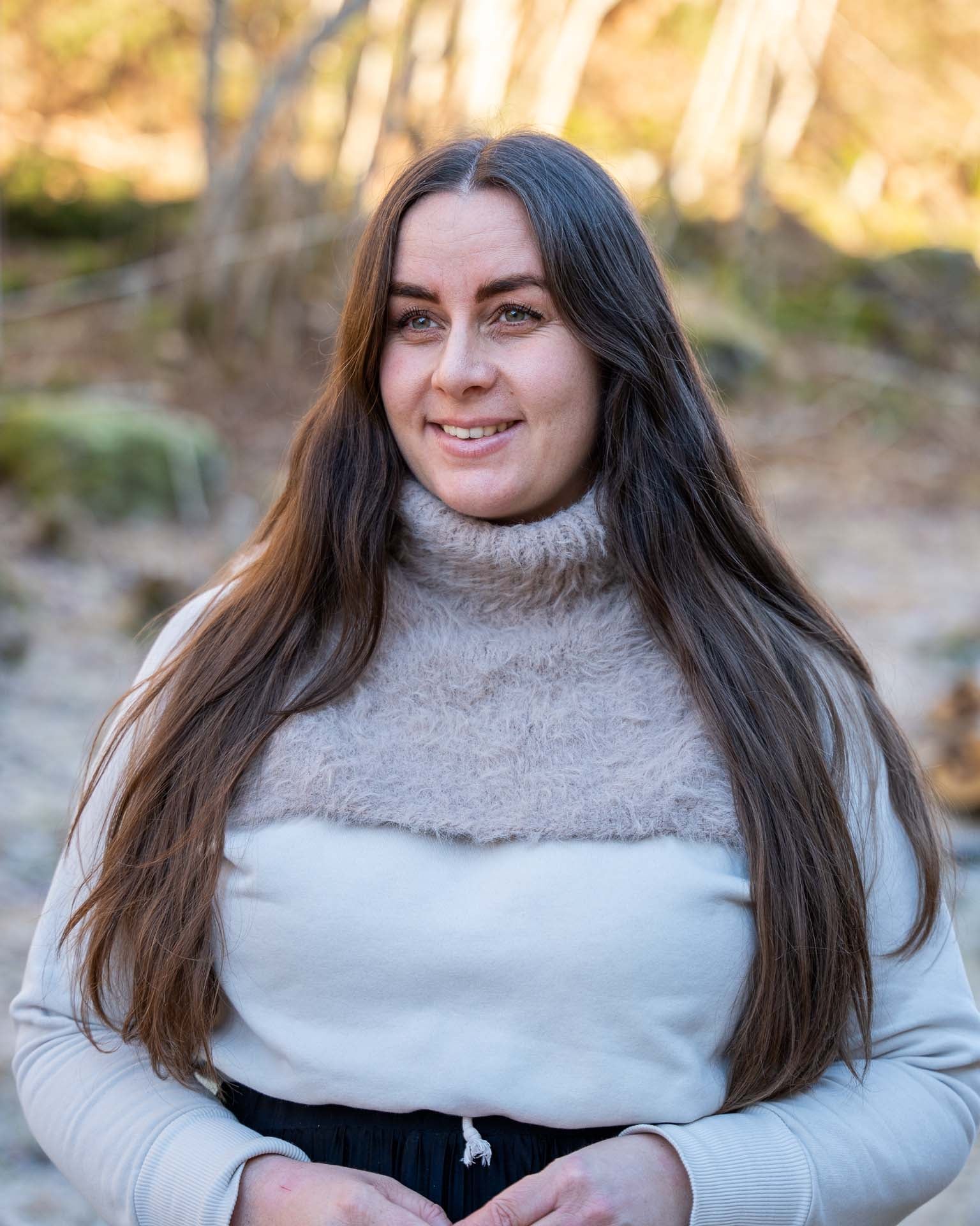Henrikke Neck er en varm og deilig hals i et pusete og trendy garn fra House of Yarn, Gjesdal Pelz. Necken strikkes ovenfra og ned med raglanøkninger og vendepinner.