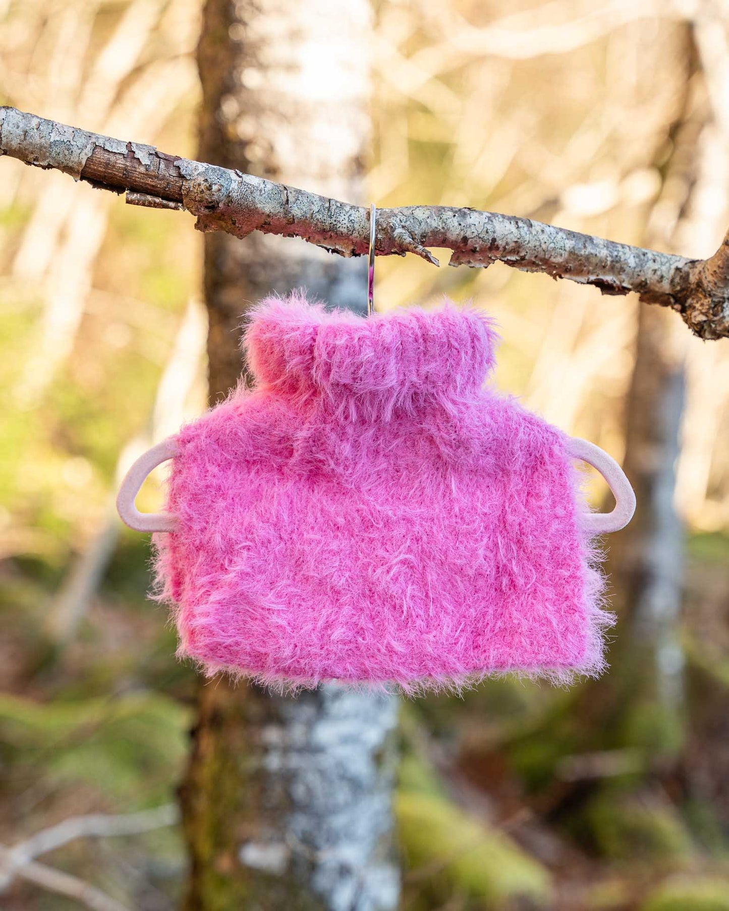 Henrikke Neck er en lun og myk krage i et pusete og trendy garn fra House of Yarn, Gjesdal Pelz. Kragen strikkes ovenfra og ned med raglanøkninger og vendepinner. Barnestørrelse i rosa. For barn.