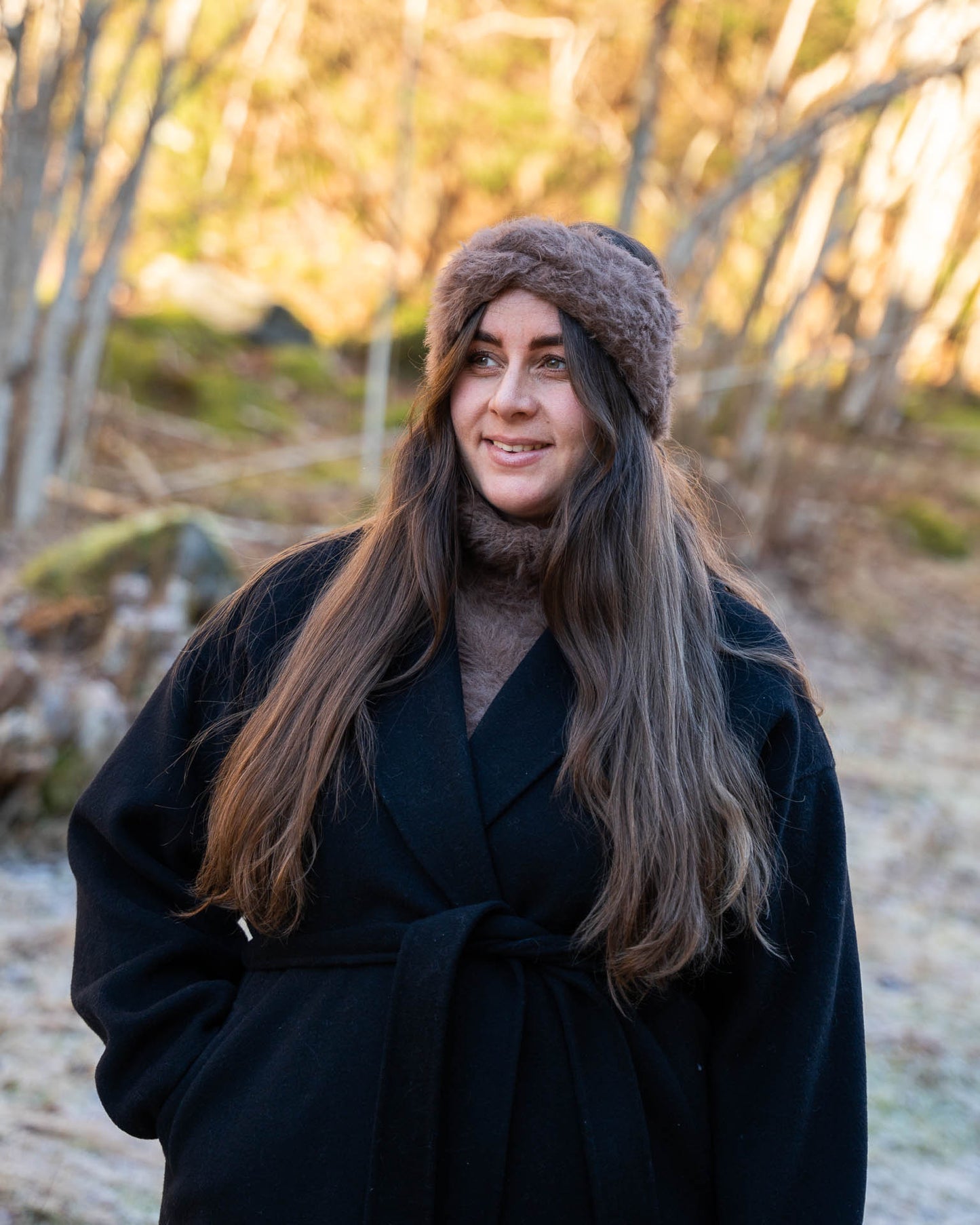 Henrikke Pannebånd er et lunt og mykt hodeplagg i et pusete og trendy garn. Pannebåndet strikkes rundt og blir dermed dobbelt, det monteres tilslutt slik at det blir tvistet foran. Strikke i garn fra House of yarn.